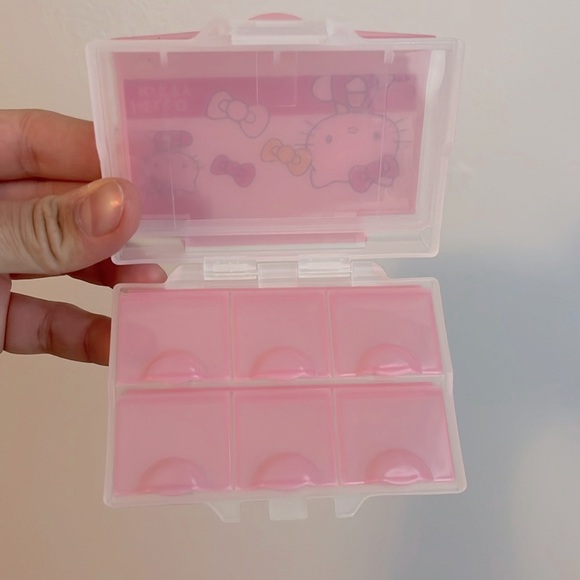 5/$25 ๐ Hello kitty small pill case - Picture 4 of 8